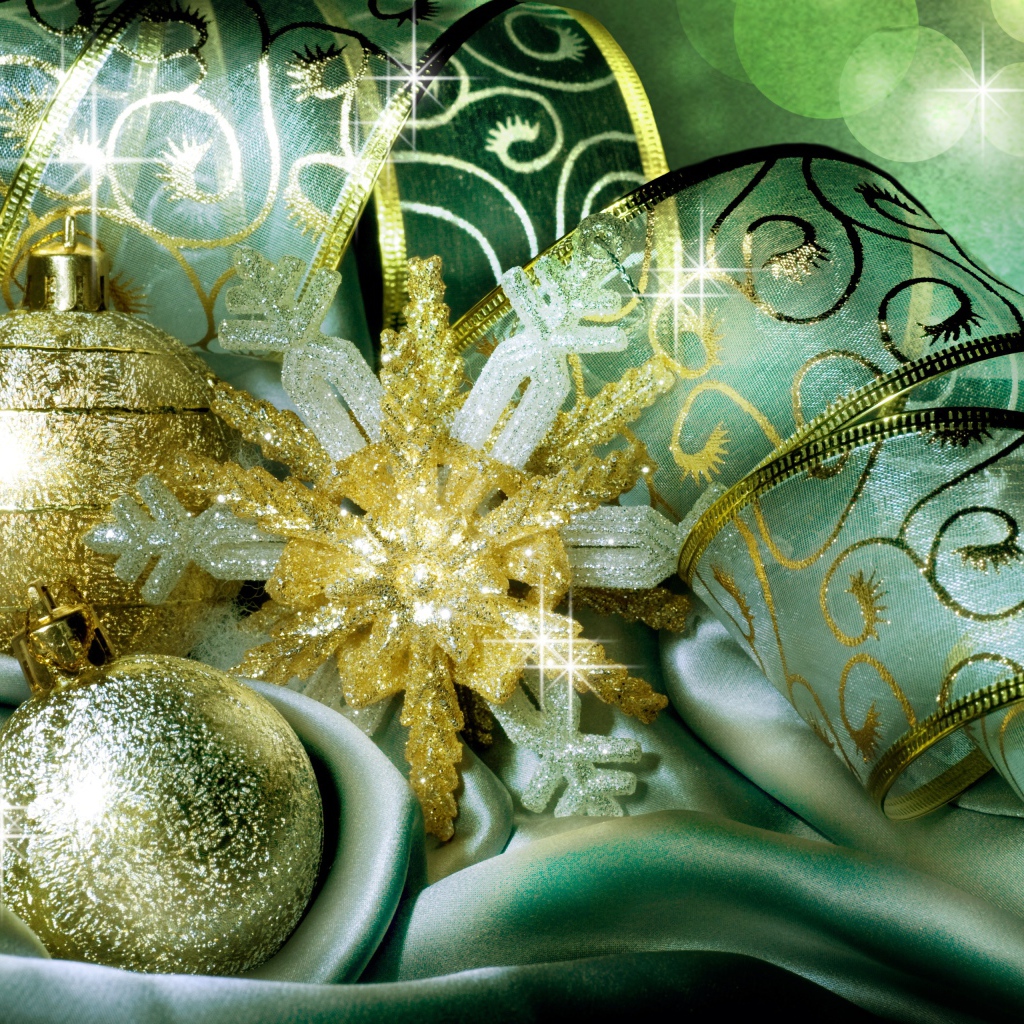 Красивые елочные шары, лента и звезда 