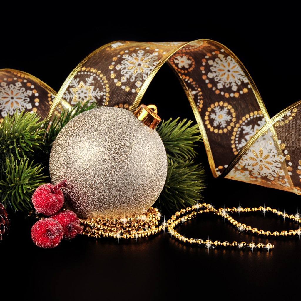 Красивые елочные украшения и лента на черном фоне на Новый год 2020 