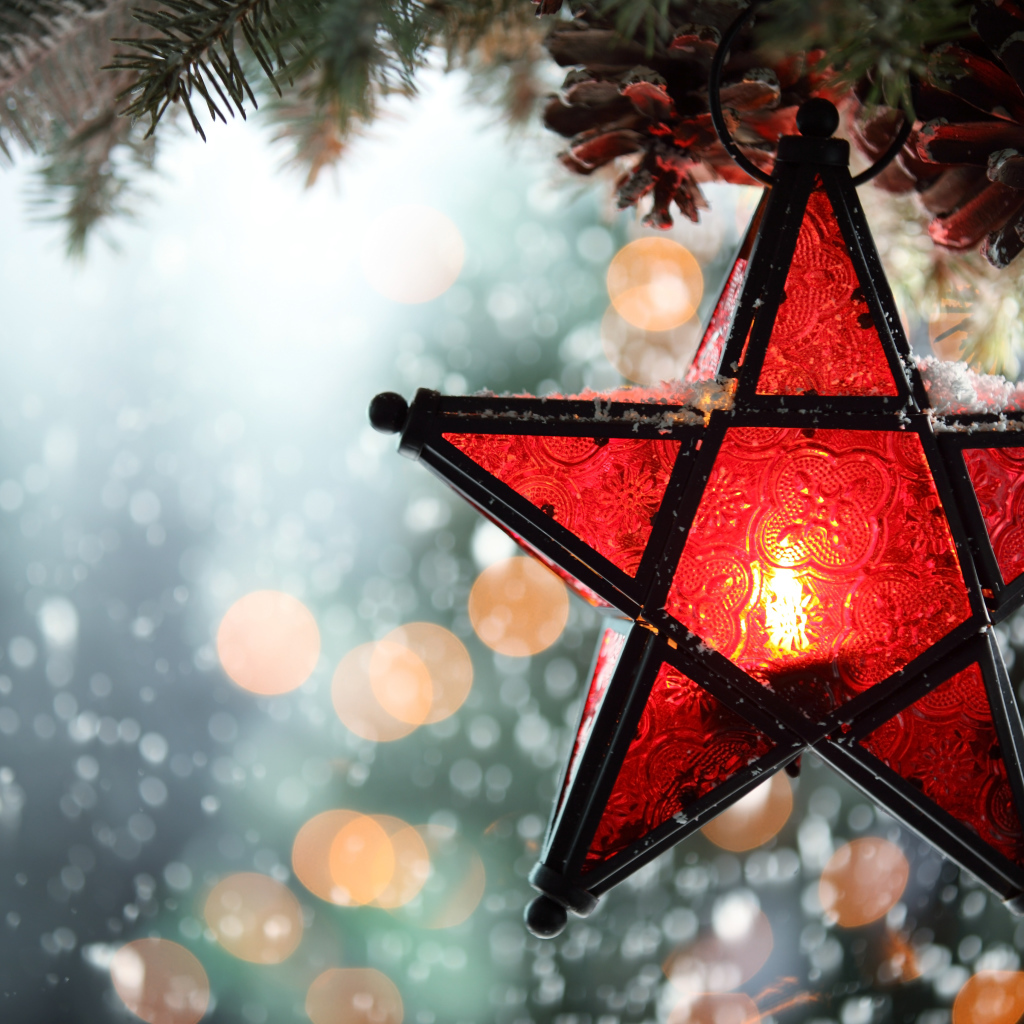 Большая красная звезда на елке на Новый год