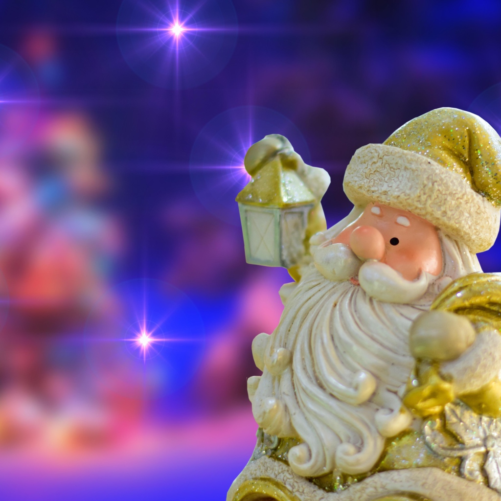 Фигурка деда Мороза на неоновом фоне