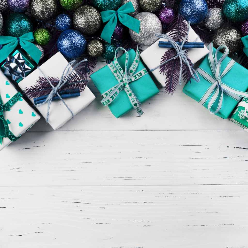 Подарки и елочные шарики на деревянном фоне, шаблон