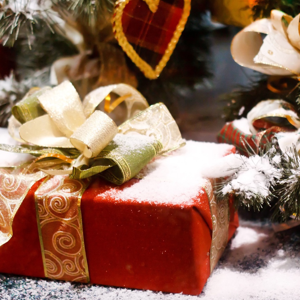 Подарки покрытые снегом на Новый год 2020 