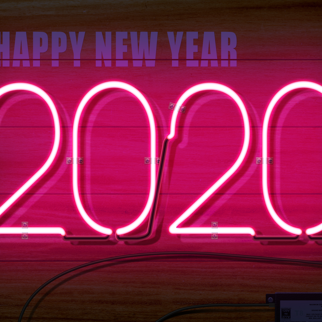 Надпись 2020 на деревянном фоне