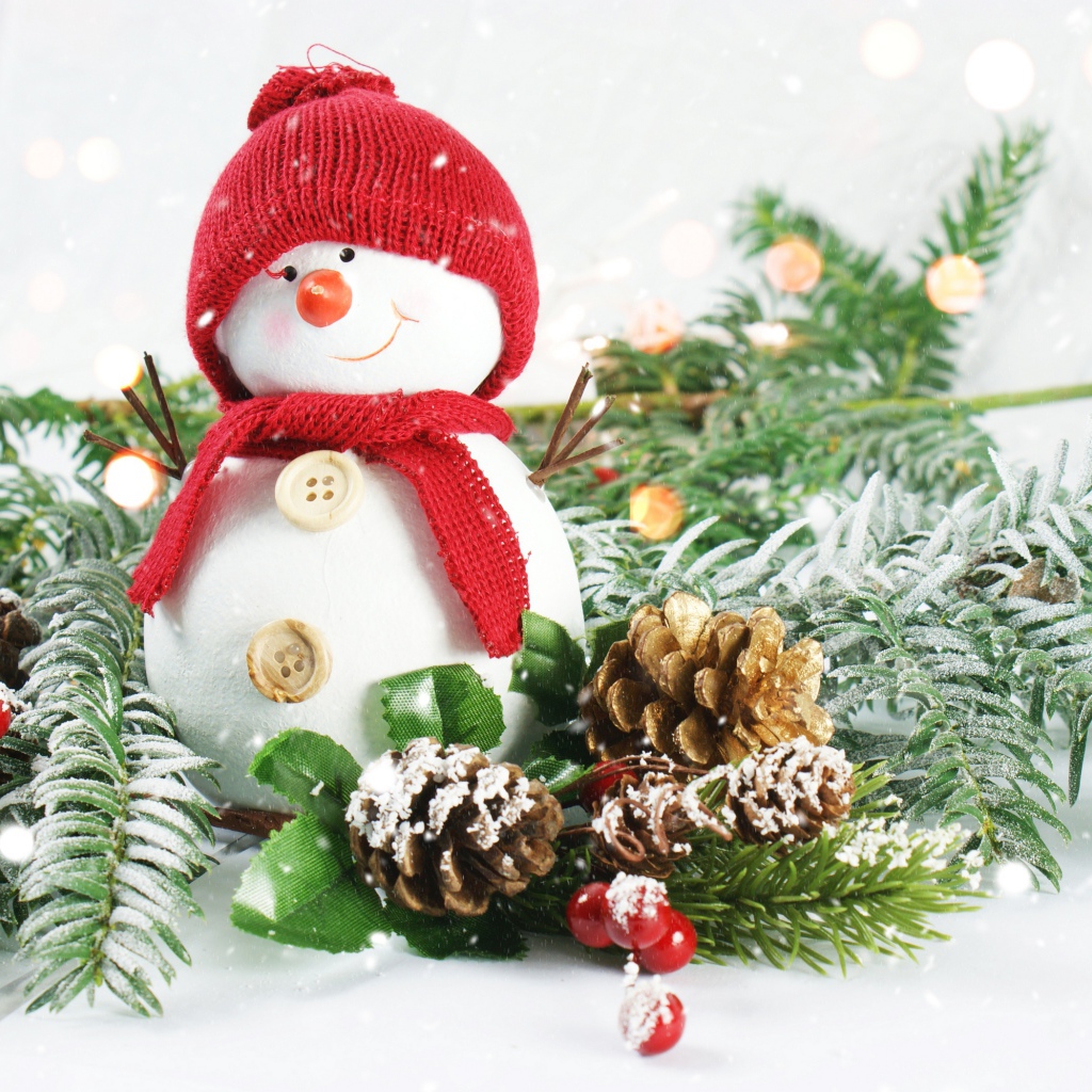 Маленький снеговик с еловыми ветками 