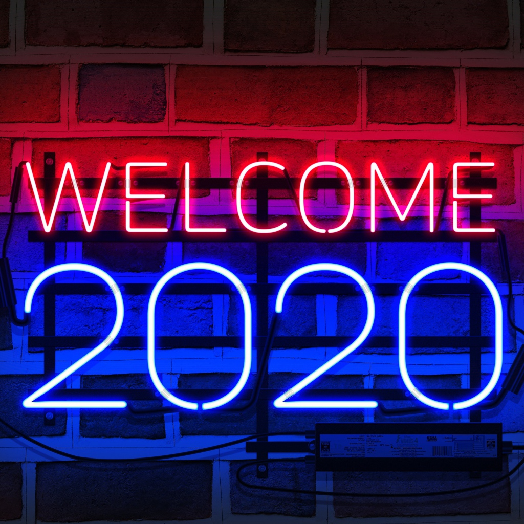 Неоновая надпись Welcome 2020 на стене