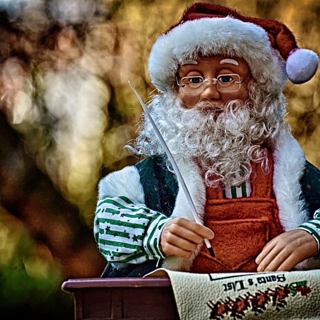 Игрушка Деда Мороза крупным планом