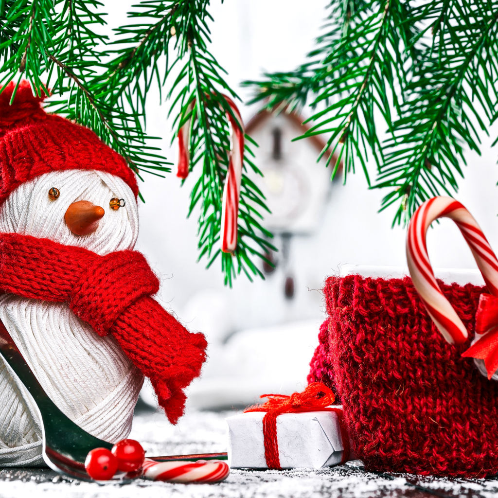 Снеговик из ниток на столе с чашкой и елочными ветками