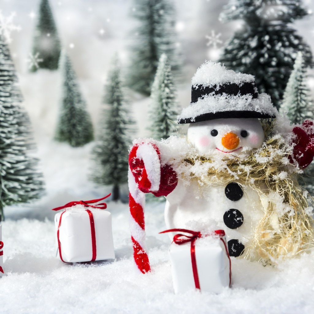 Снеговик с подарками и елками на снегу