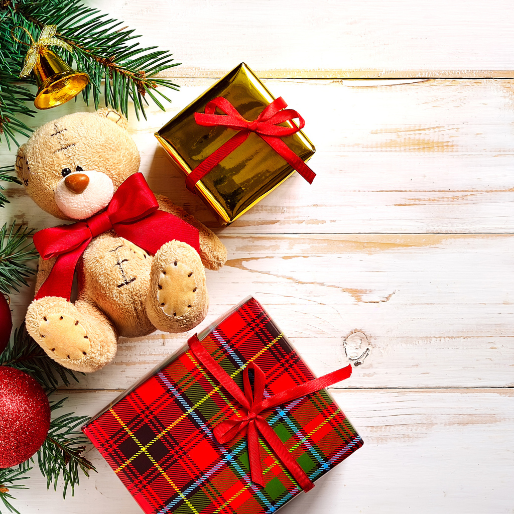 Медвежонок Тедди, подарки, елочная ветка с игрушками на Новый год 2020 