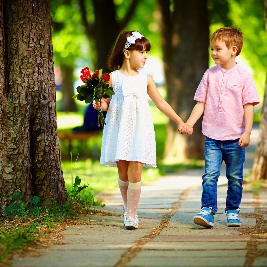 Мальчик и девочка гуляют по парку