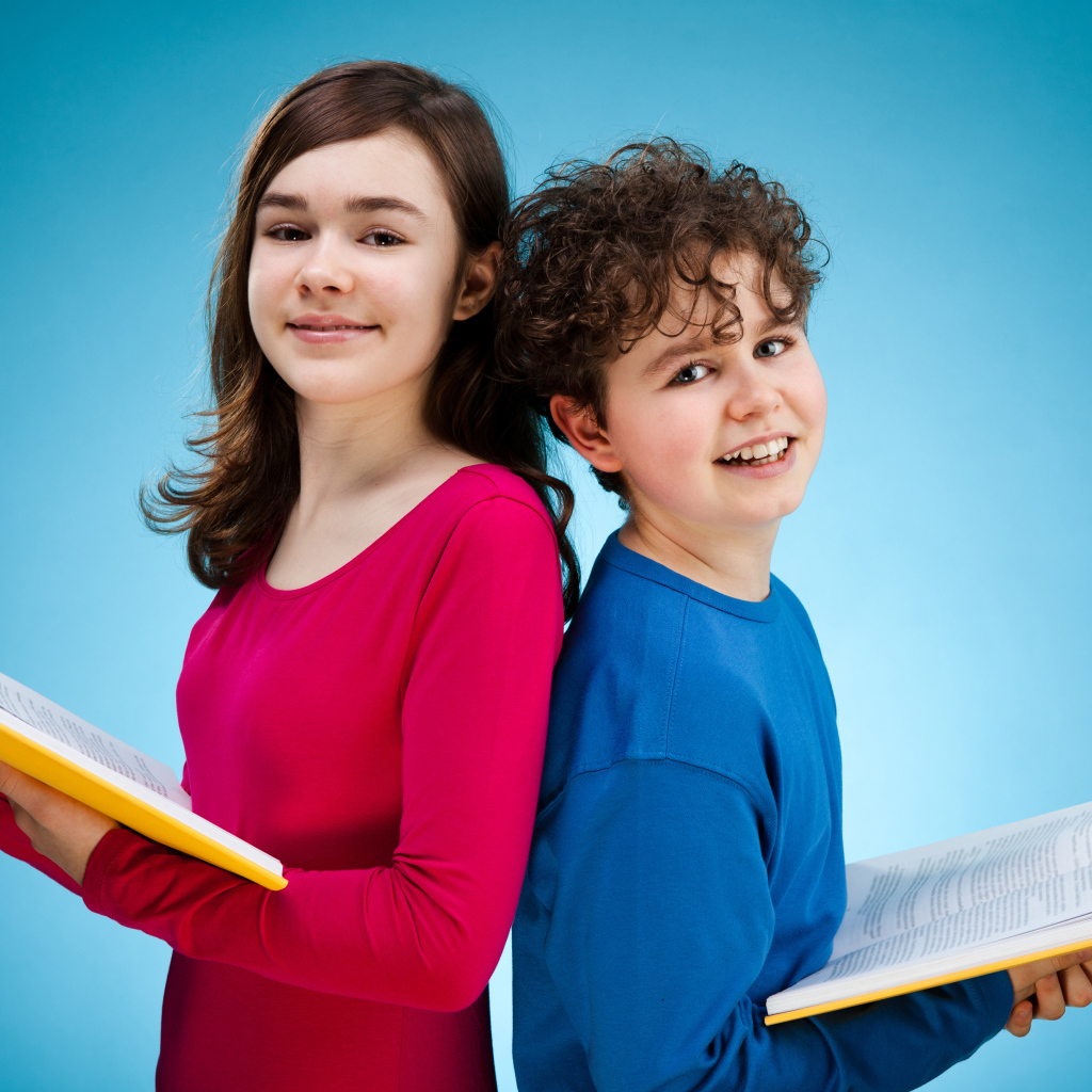 Мальчик и девочка с книгами на голубом фоне