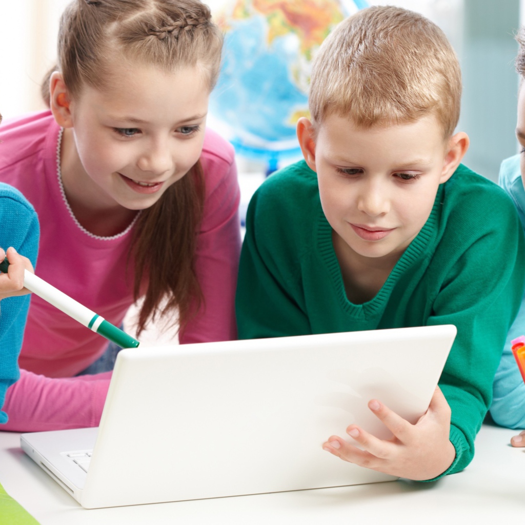 Дети в школе с ноутбуком