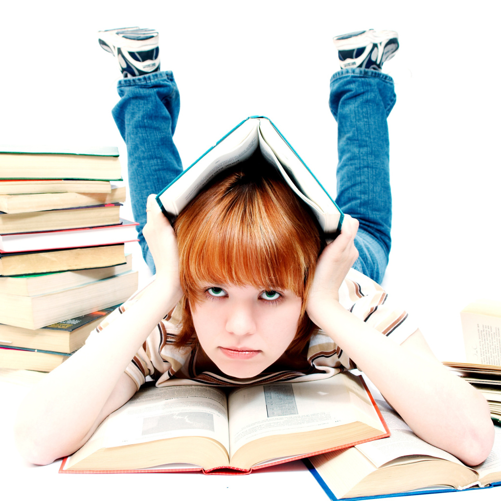 Девочка школьница с книгами на белом фоне