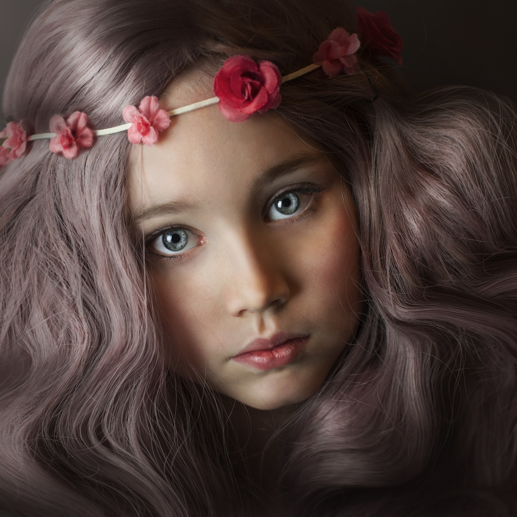 Девочка с красивыми волосами с венком на голове