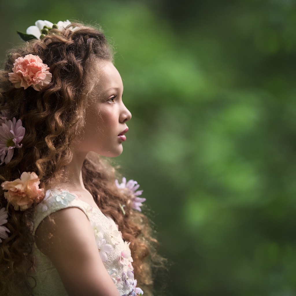 Девочка с красивыми длинными волосами с цветами