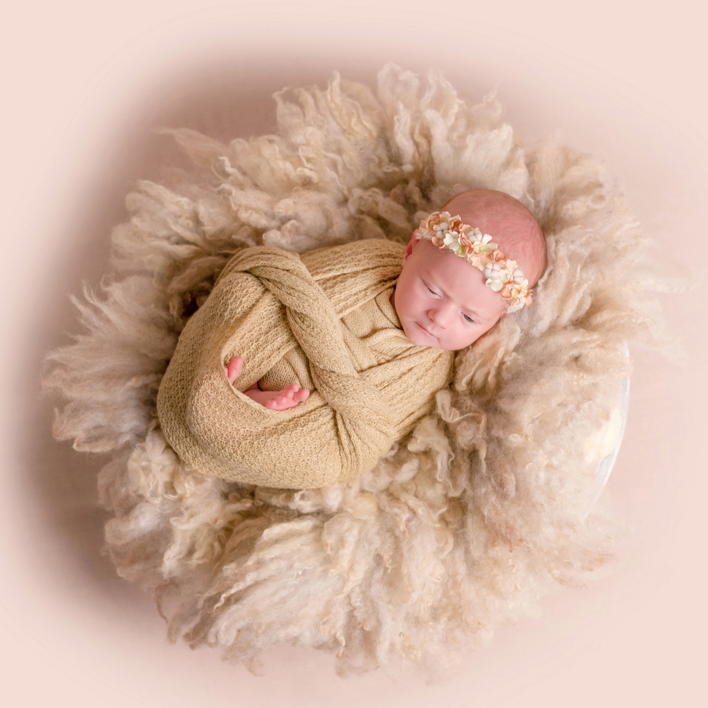 Маленький грудной ребенок завернутый  в покрывало 