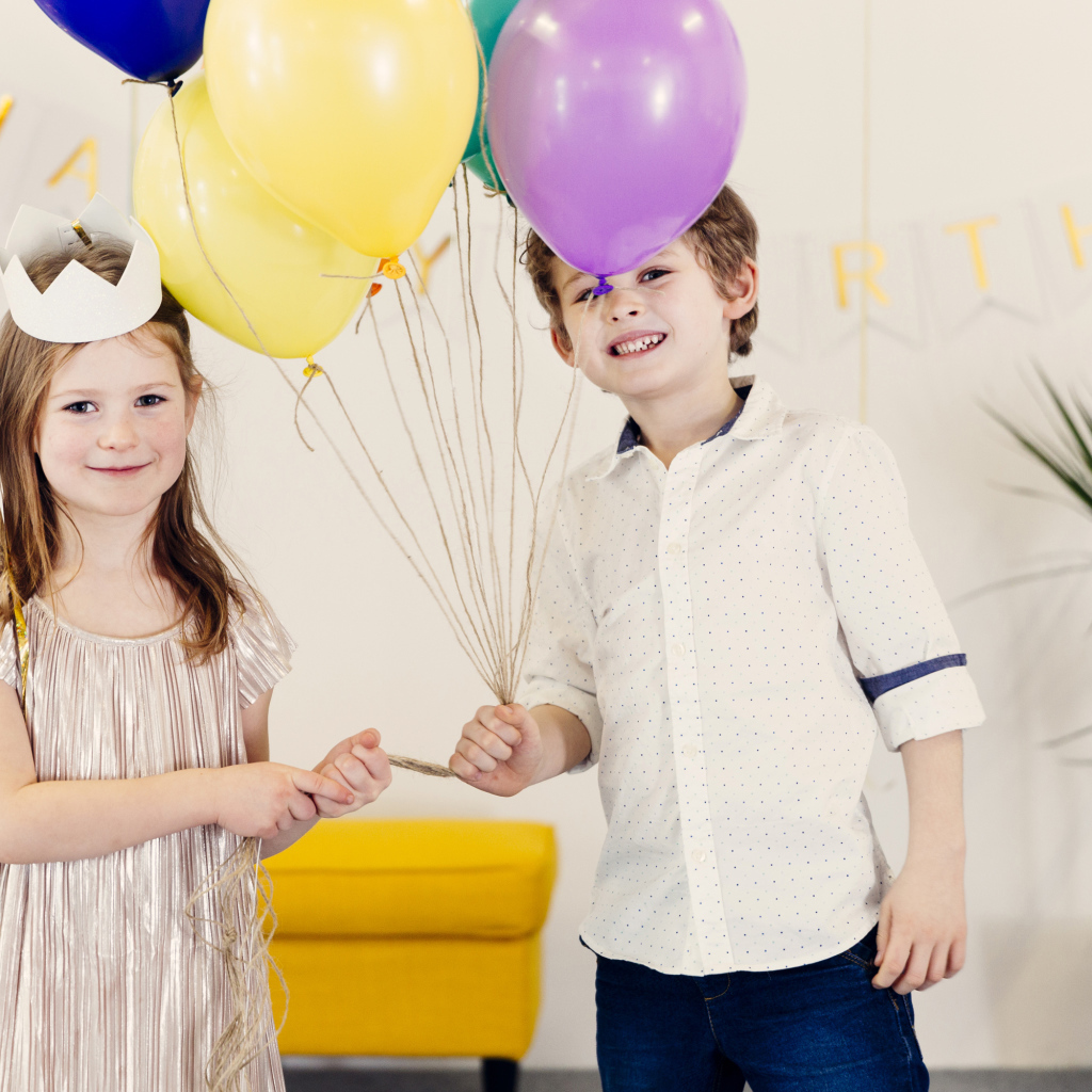 Маленькие мальчик и девочка отмечают день рождения 