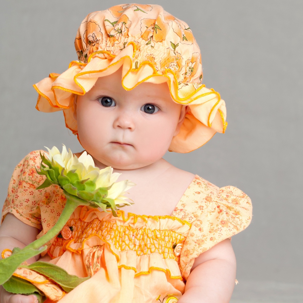 Маленькая девочка в красивом наряде с цветком