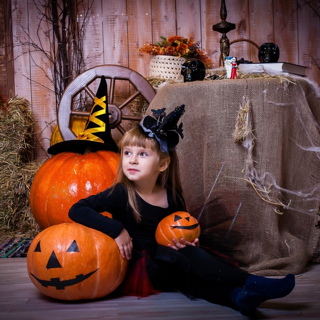 Маленькая девочка в костюме на Хэллоуин 