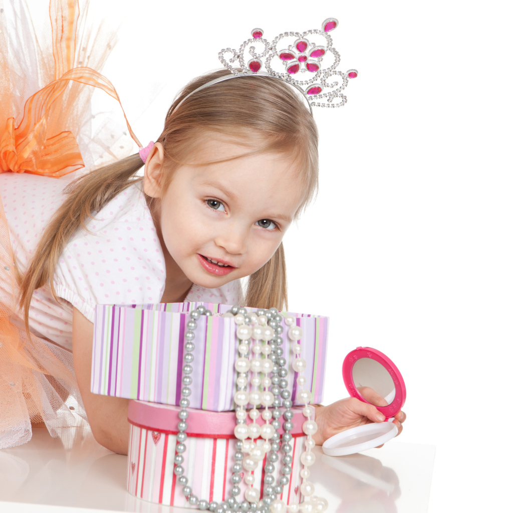 Маленькая девочка принцесса с украшениями