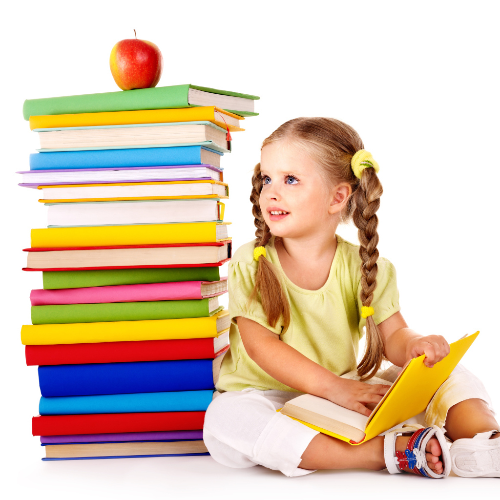 Маленькая девочка школьница с книгами на белом фоне