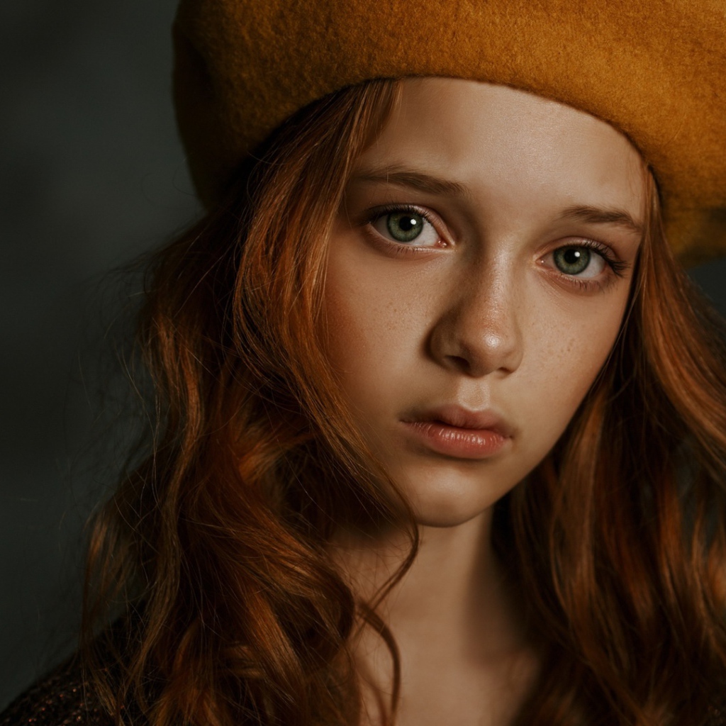 Грустная рыжеволосая зеленоглазая девочка в берете 