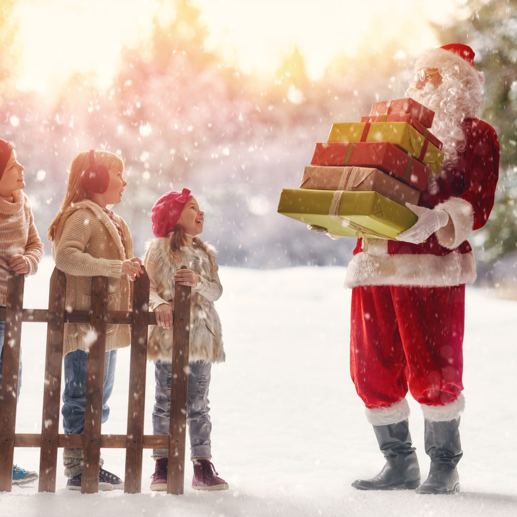 Санта Клаус принес подарки маленьким детям
