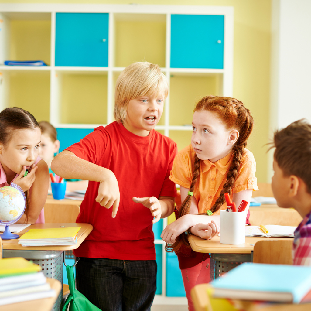Школьники ведут беседу в классе