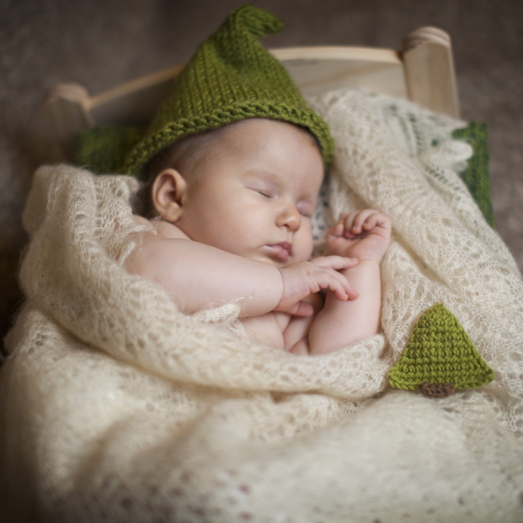 Спящий младенец лежит на пуховом платке