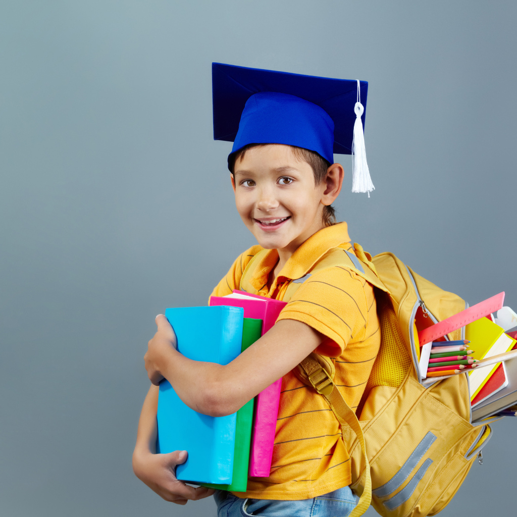 Умный мальчик школьник с рюкзаком  и учебниками