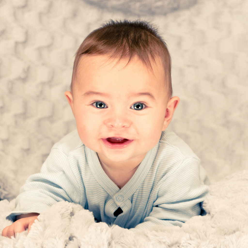 Улыбающийся голубоглазый маленький мальчик