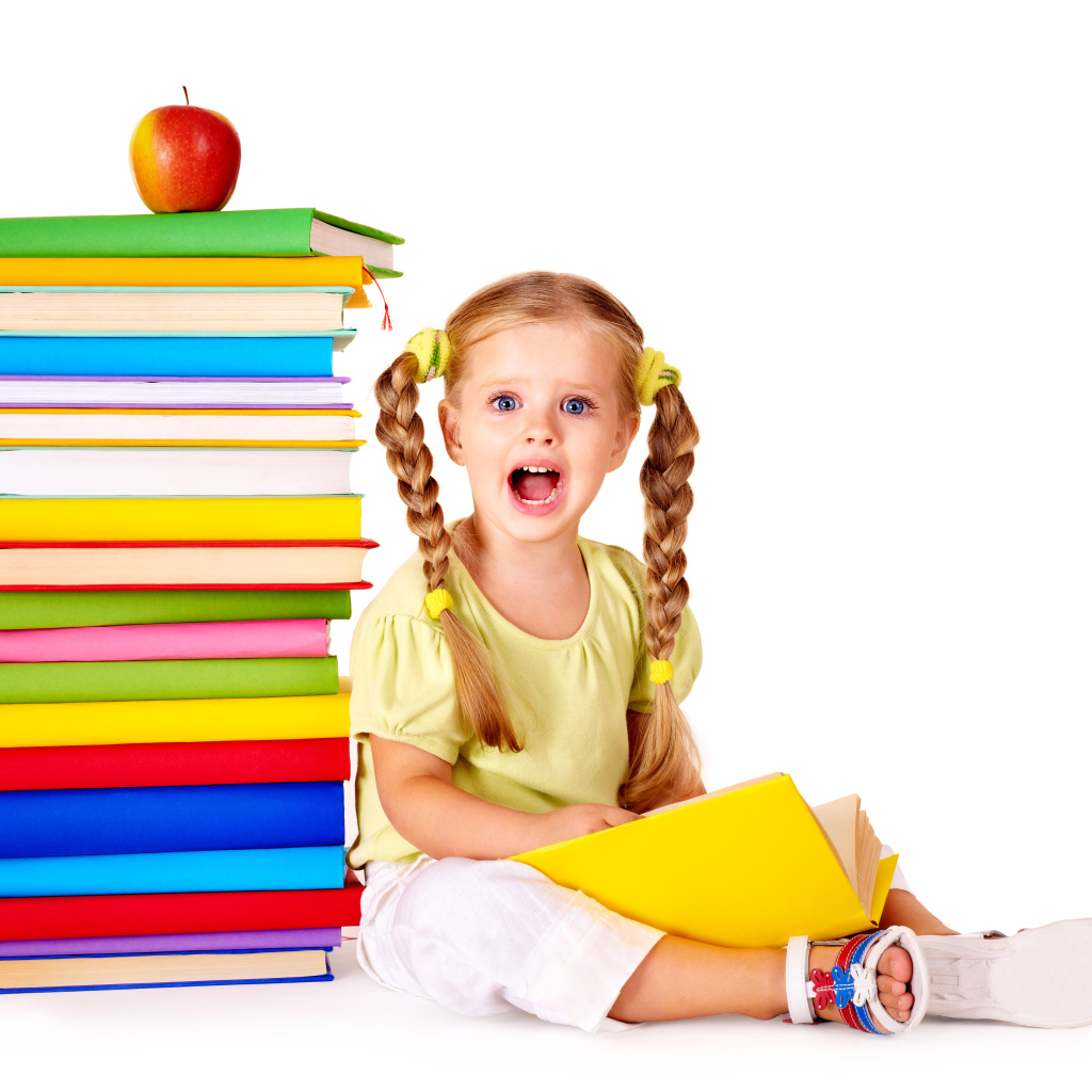  Удивленная маленькая девочка с книгами на белом фоне