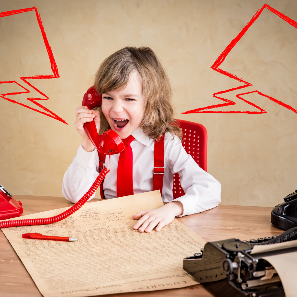 Девочка ведет переговоры по старому телефону