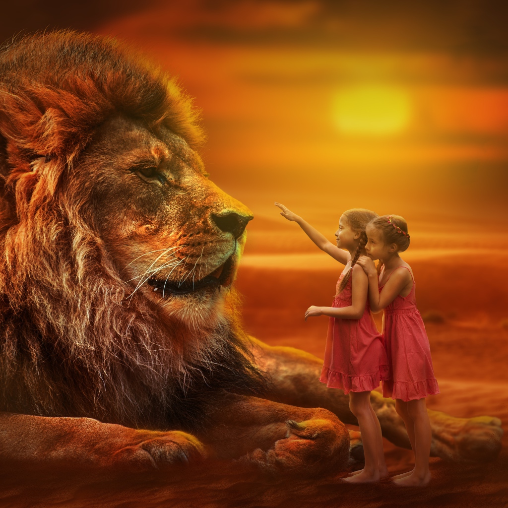 Две маленьких девочка тянут руку к большому льву