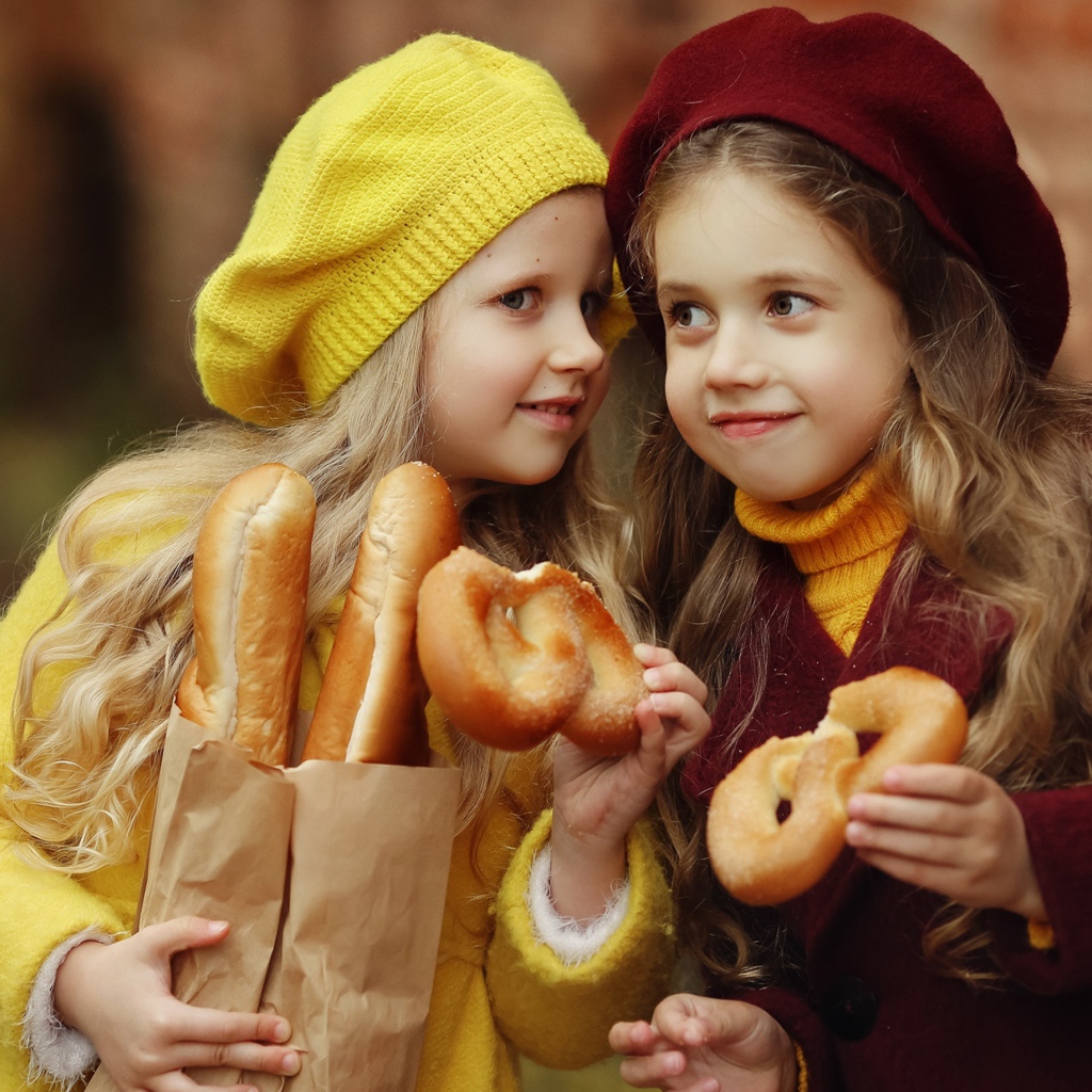 Две маленькие девочки с булочками 