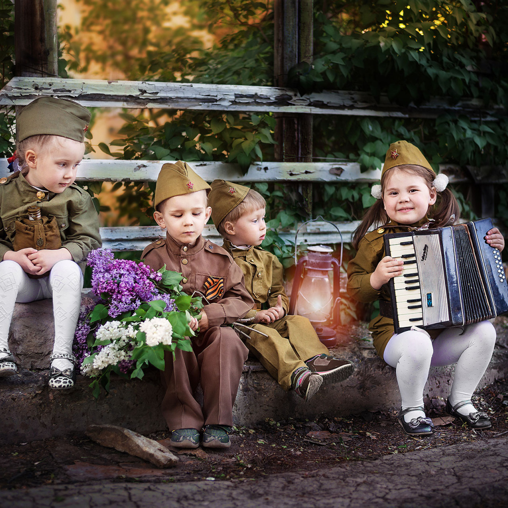 Маленькие дети в военной форме на 9 мая 