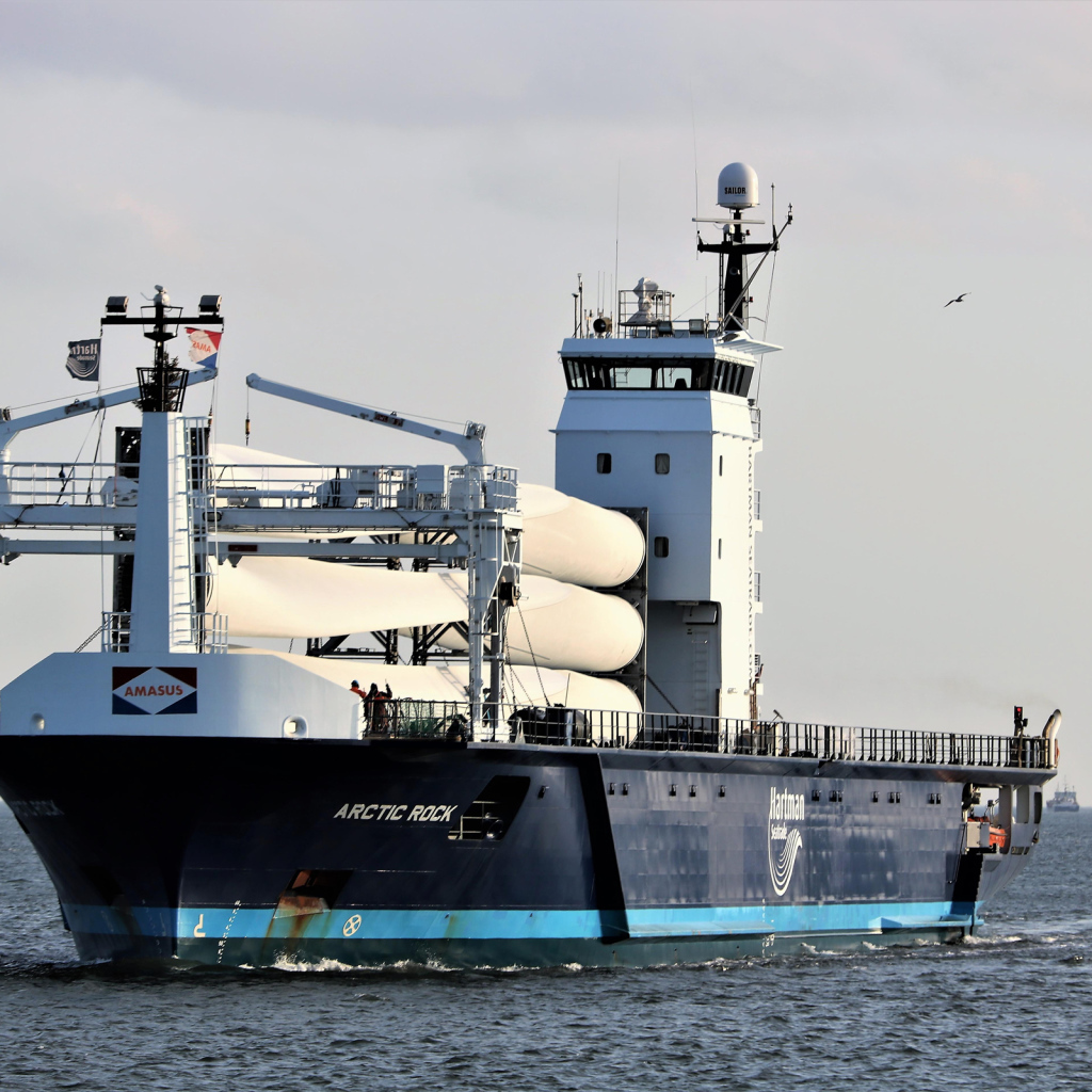 Корабль ARCTIC ROCK в море на фоне неба