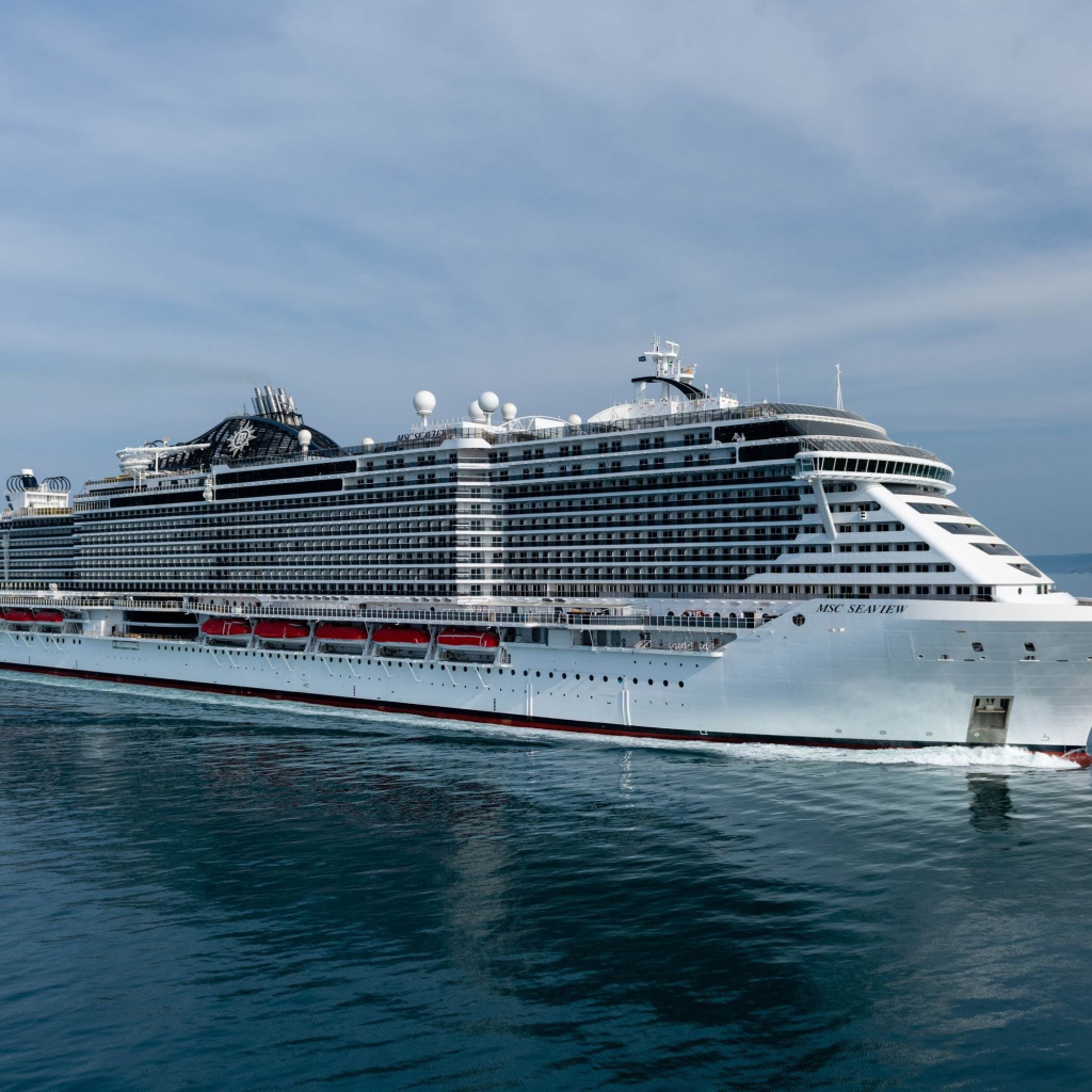 Красивый большой круизный лайнер MSC Seaview
