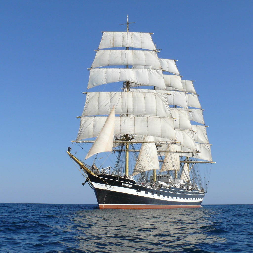 Большой красивый парусник 