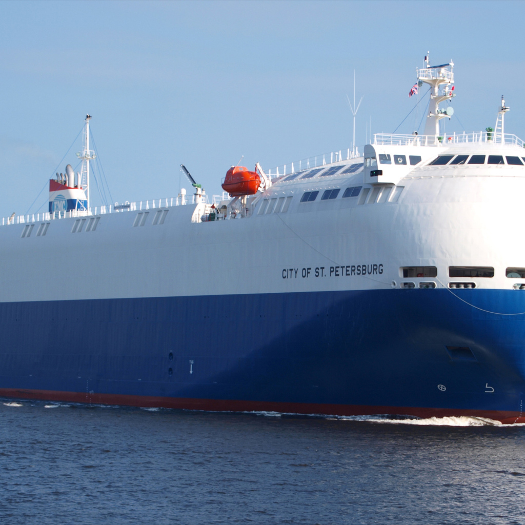 Теплоход-ролкер City of St. Petersburg  в море
