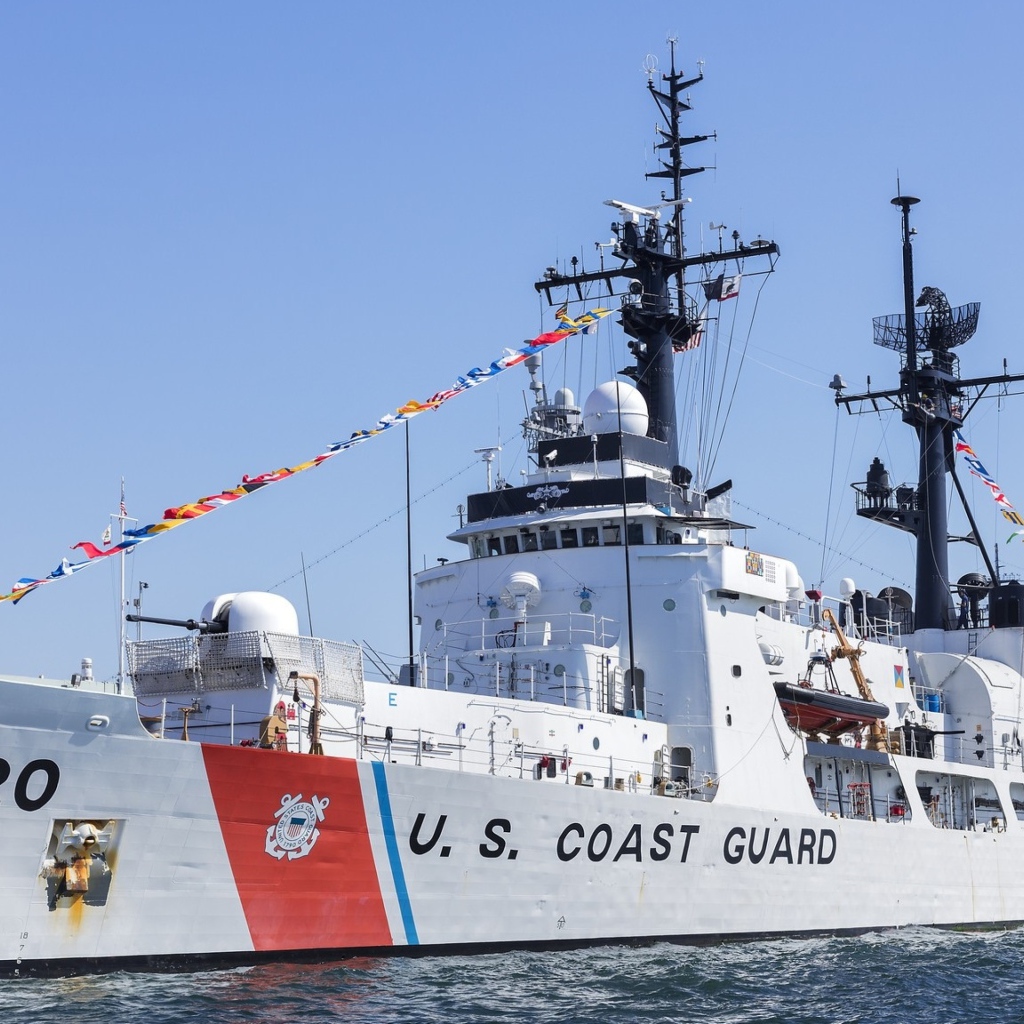 Судно береговой охраны Coast Guard  в море