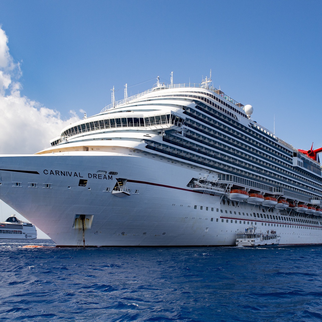 Большой круизный лайнер Carnival Dream в море