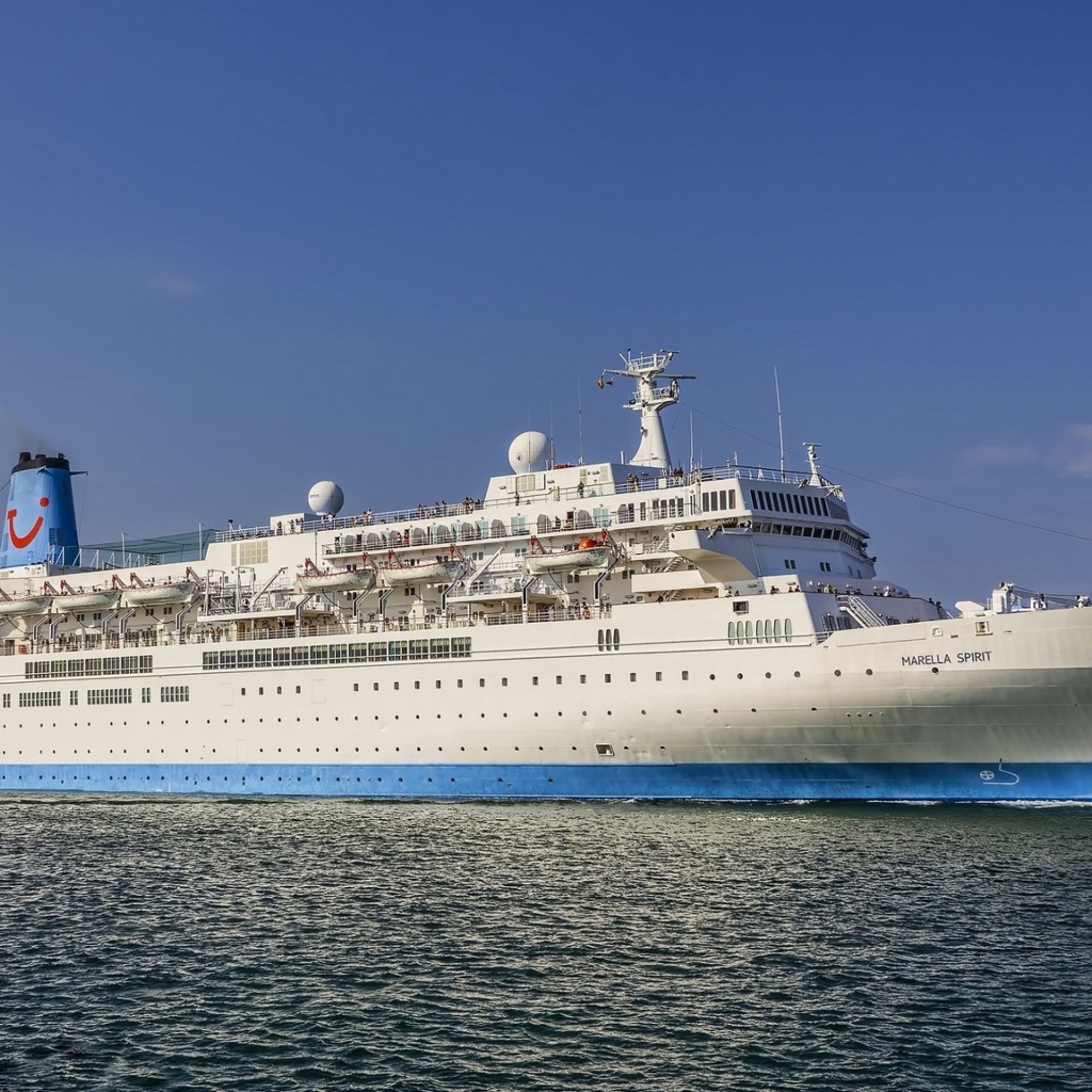 Большое круизное судно MS Marella Spirit в воде