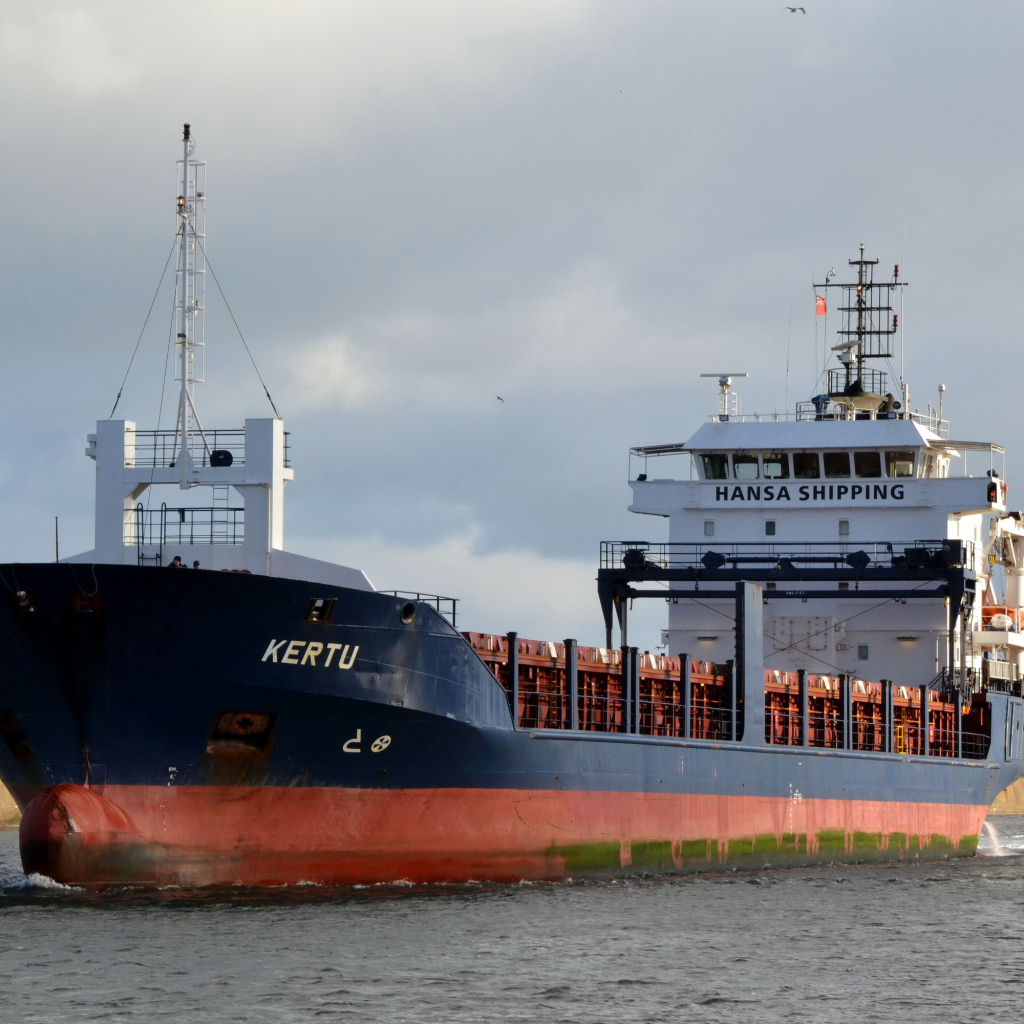 Большой контейнеровоз Kertu в плаванье