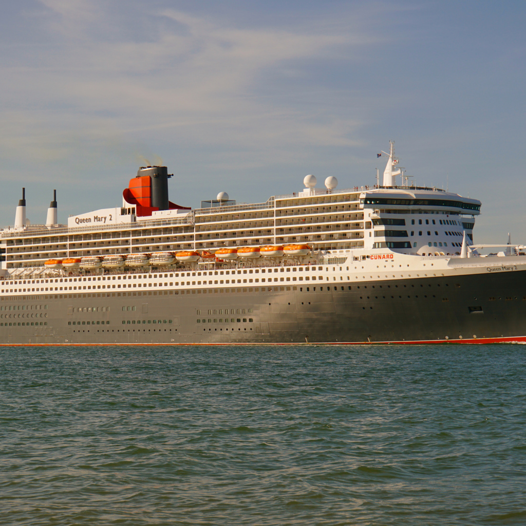 Большой океанский лайнер Queen Mary 2 в воде