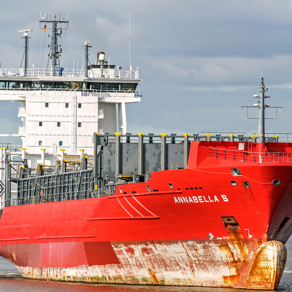 Большой красный контейнеровоз Annabella S на фоне