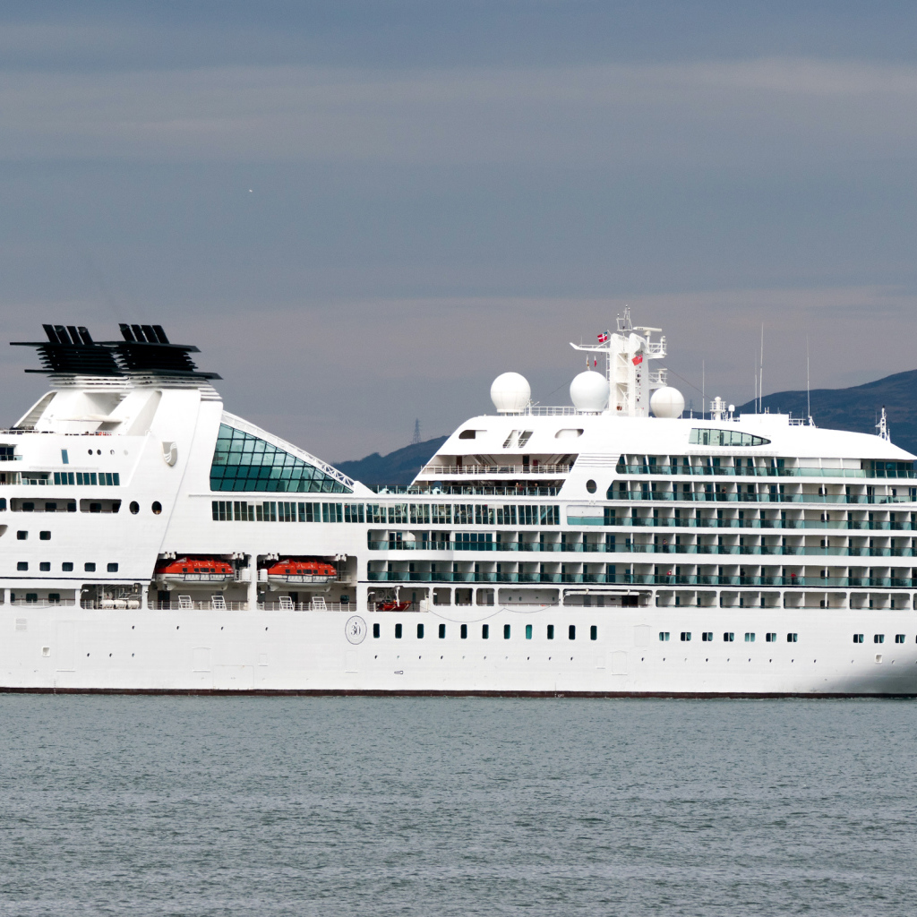 Роскошный белый круизный лайнер MV Seabourn Quest