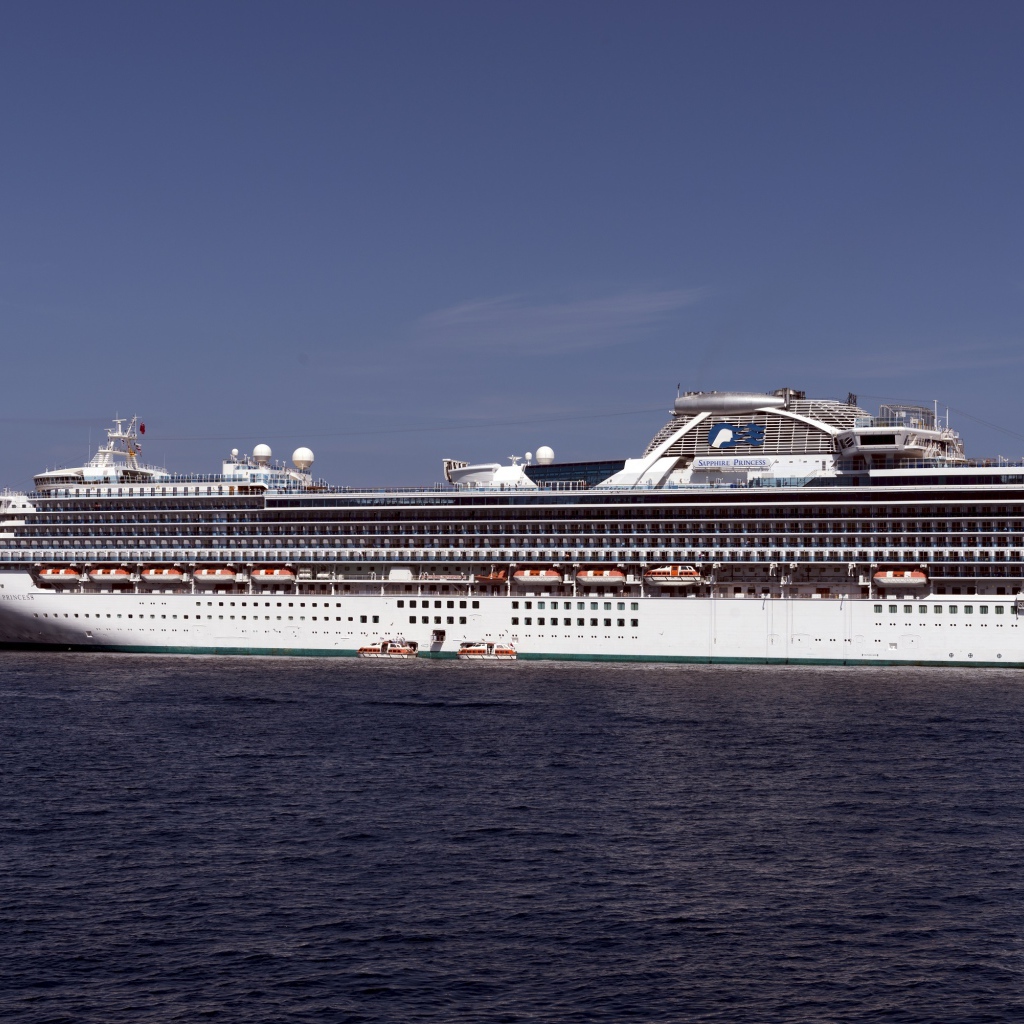 Белый круизный лайнер Sapphire Princess в море