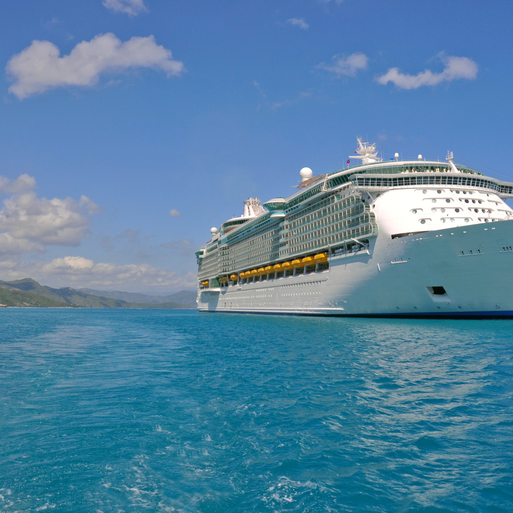 Белый круизный лайнер в голубой воде