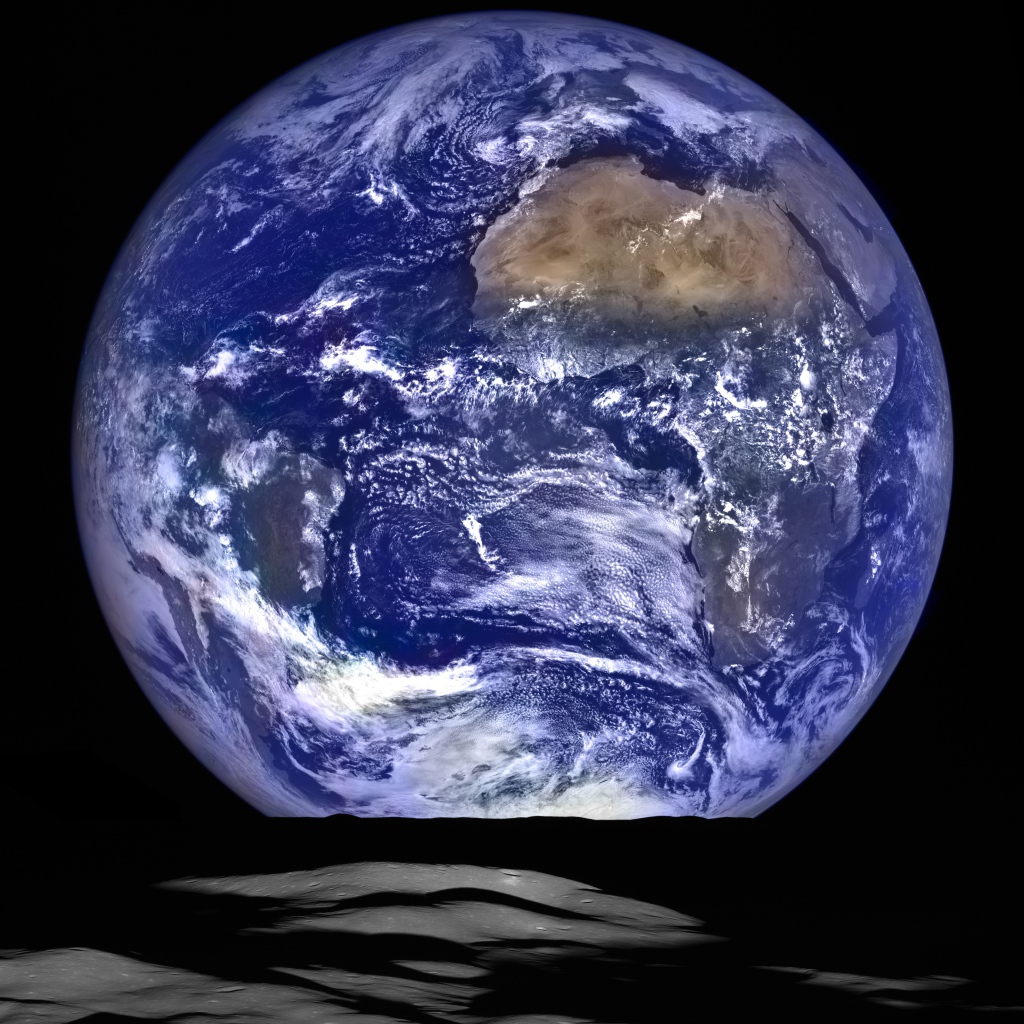 Большая планета земля на черном фоне в небе 